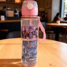 K Pop Demon Hunters Bouteille d'eau avec figurine de dessin animé Kawaii – Bouteille en plastique de grande capacité pour sports d'été pour filles | Portable pour Hikin