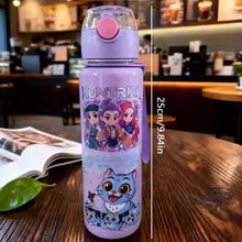 K Pop Demon Hunters Bouteille d'eau avec figurine de dessin animé Kawaii – Bouteille en plastique de grande capacité pour sports d'été pour filles | Portable pour Hikin